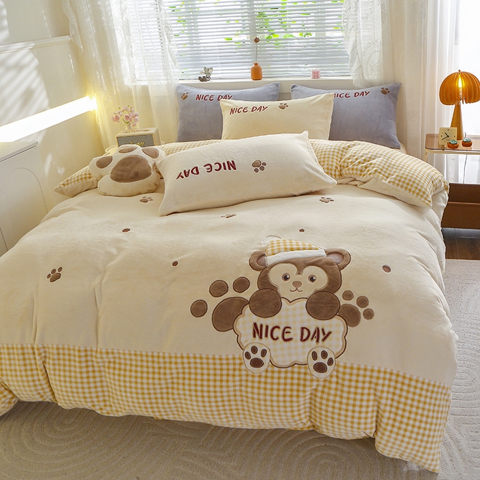 91家纺网 家纺一手货源 找家纺 美洲琳 2025新款卡通牛奶绒高克重四件套 熊暖暖-米黄
