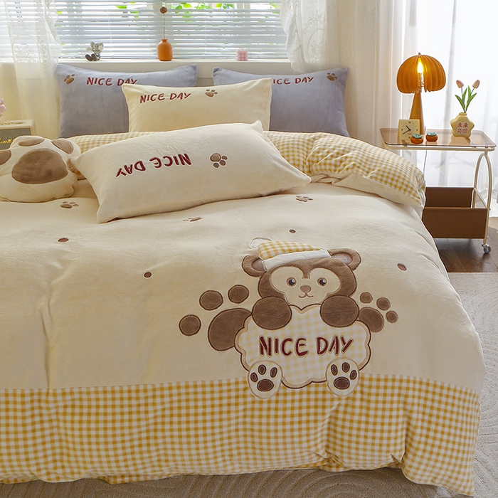 91家纺网 家纺一手货源 找家纺 美洲琳 2025新款卡通牛奶绒高克重四件套 熊暖暖-米黄