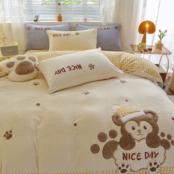 91家纺网 家纺一手货源 找家纺 美洲琳 2025新款卡通牛奶绒高克重四件套 熊暖暖-米黄