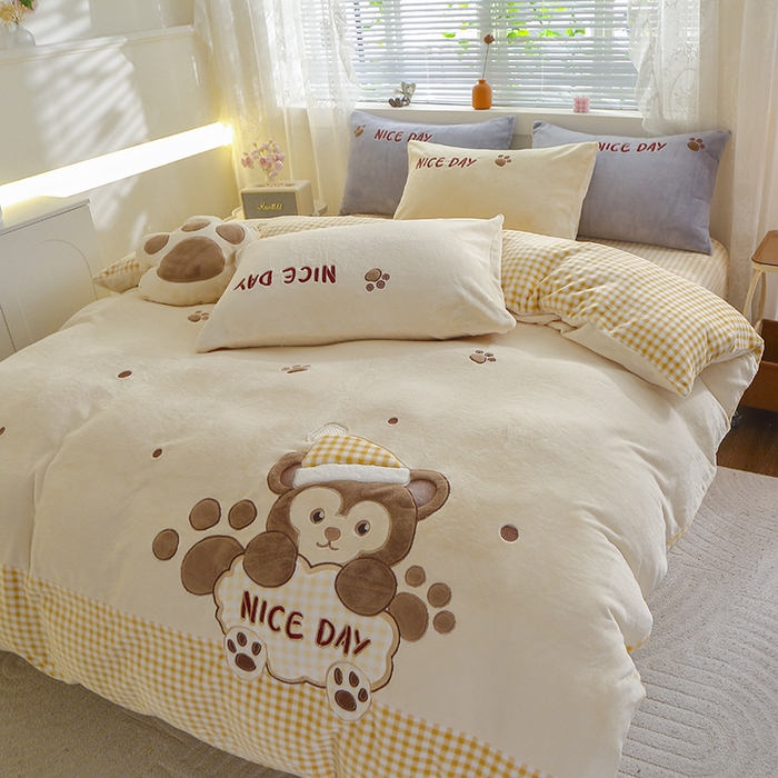 91家纺网 家纺一手货源 找家纺 美洲琳 2025新款卡通牛奶绒高克重四件套 熊暖暖-米黄