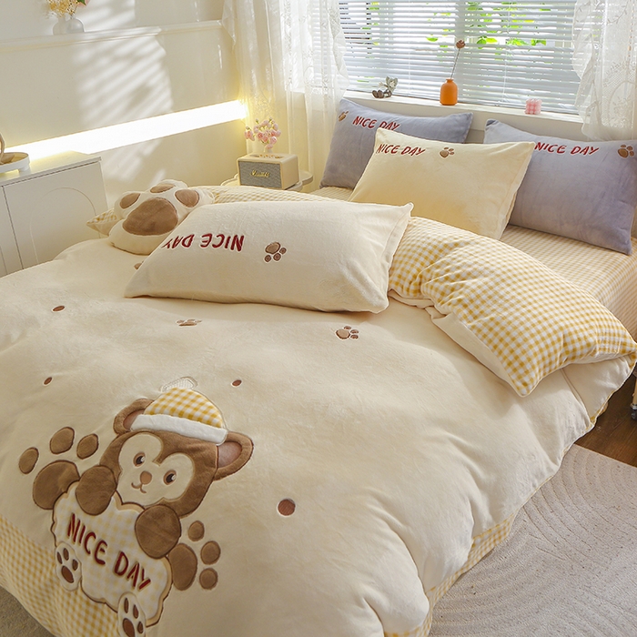 91家纺网 家纺一手货源 找家纺 美洲琳 2025新款卡通牛奶绒高克重四件套 熊暖暖-米黄