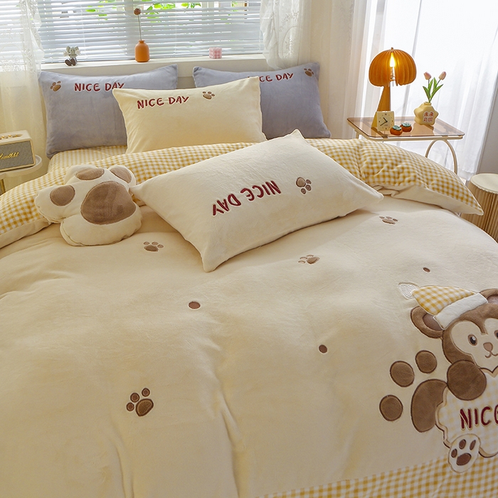 91家纺网 家纺一手货源 找家纺 美洲琳 2025新款卡通牛奶绒高克重四件套 熊暖暖-米黄