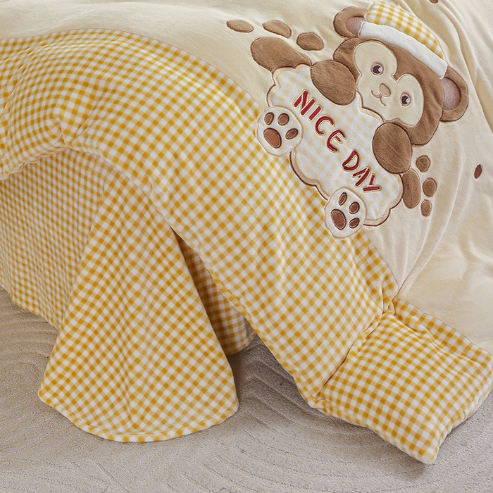 91家纺网 家纺一手货源 找家纺 美洲琳 2025新款卡通牛奶绒高克重四件套 熊暖暖-米黄