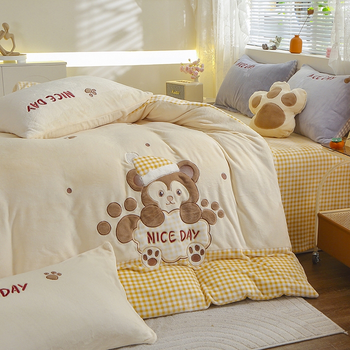 91家纺网 家纺一手货源 找家纺 美洲琳 2025新款卡通牛奶绒高克重四件套 熊暖暖-米黄