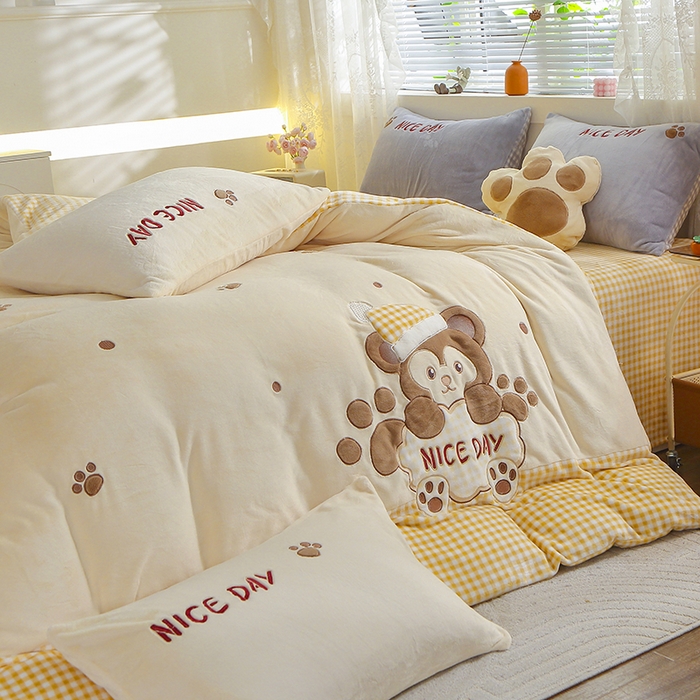 91家纺网 家纺一手货源 找家纺 美洲琳 2025新款卡通牛奶绒高克重四件套 熊暖暖-米黄