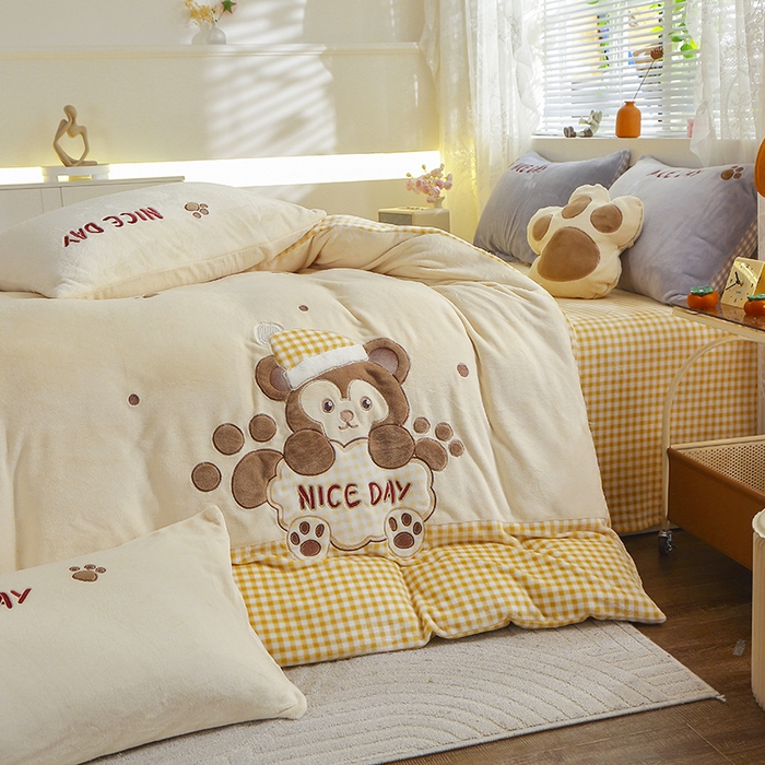 91家纺网 家纺一手货源 找家纺 美洲琳 2025新款卡通牛奶绒高克重四件套 熊暖暖-米黄