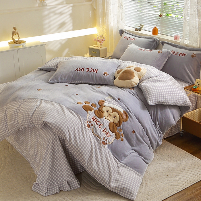 91家纺网 家纺一手货源 找家纺 美洲琳 2025新款卡通牛奶绒高克重四件套 熊暖暖-浅灰