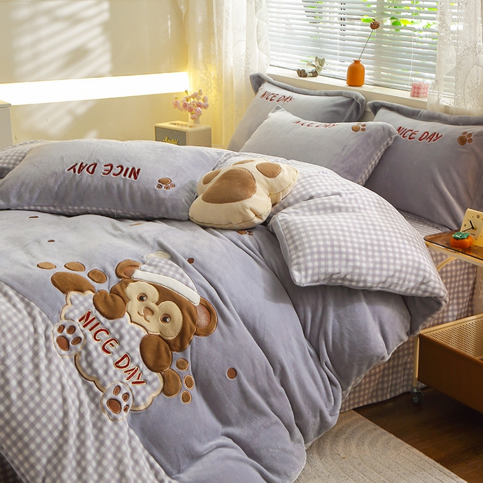 91家纺网 家纺一手货源 找家纺 美洲琳 2025新款卡通牛奶绒高克重四件套 熊暖暖-浅灰