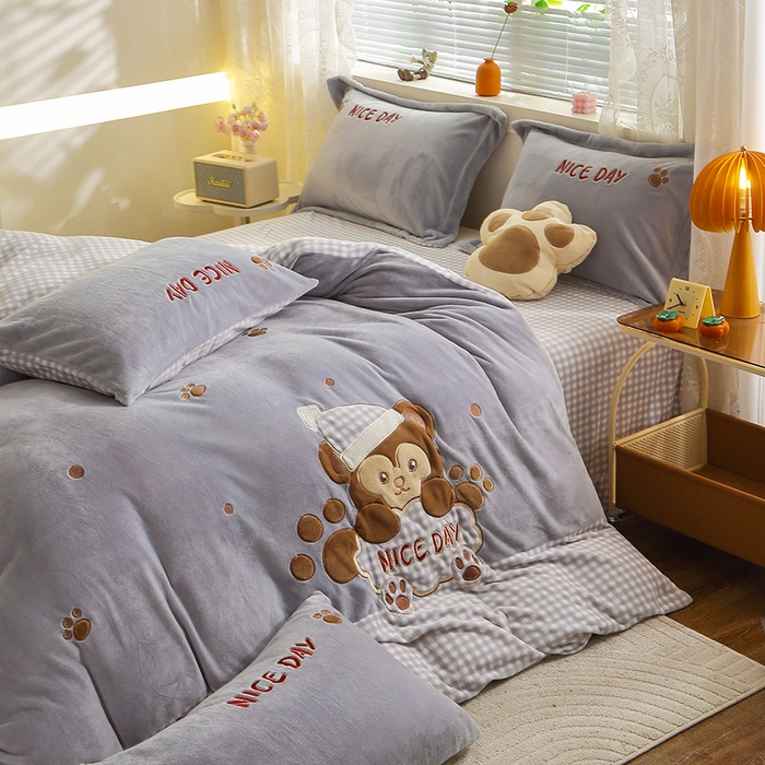 91家纺网 家纺一手货源 找家纺 美洲琳 2025新款卡通牛奶绒高克重四件套 熊暖暖-浅灰