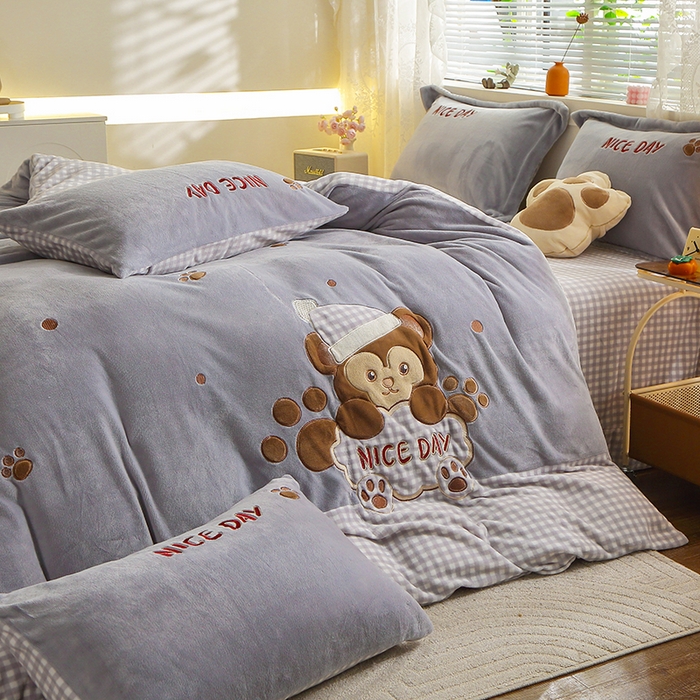 91家纺网 家纺一手货源 找家纺 美洲琳 2025新款卡通牛奶绒高克重四件套 熊暖暖-浅灰