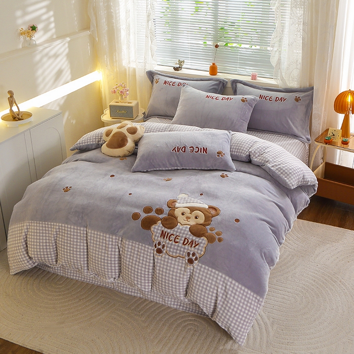 91家纺网 家纺一手货源 找家纺 美洲琳 2025新款卡通牛奶绒高克重四件套 熊暖暖-浅灰