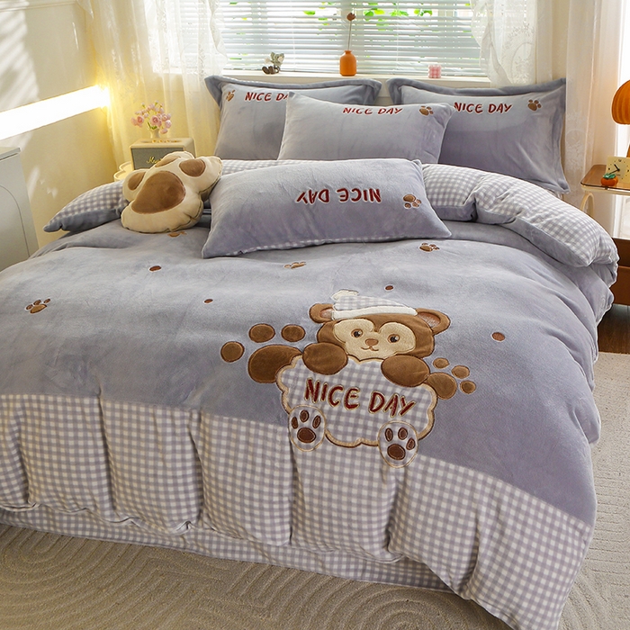 91家纺网 家纺一手货源 找家纺 美洲琳 2025新款卡通牛奶绒高克重四件套 熊暖暖-浅灰