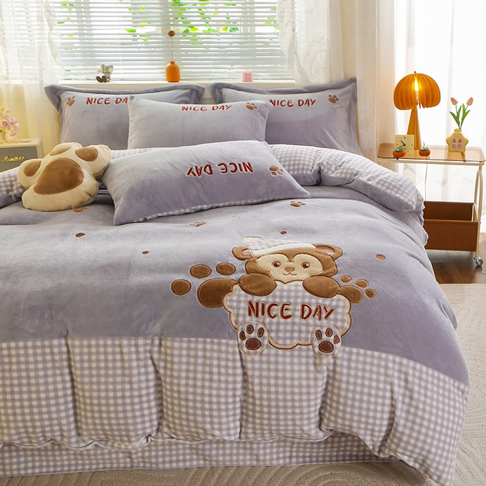 91家纺网 家纺一手货源 找家纺 美洲琳 2025新款卡通牛奶绒高克重四件套 熊暖暖-浅灰