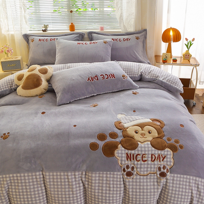 91家纺网 家纺一手货源 找家纺 美洲琳 2025新款卡通牛奶绒高克重四件套 熊暖暖-浅灰