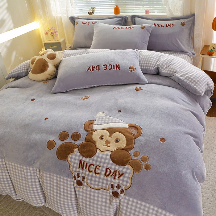 91家纺网 家纺一手货源 找家纺 美洲琳 2025新款卡通牛奶绒高克重四件套 熊暖暖-浅灰