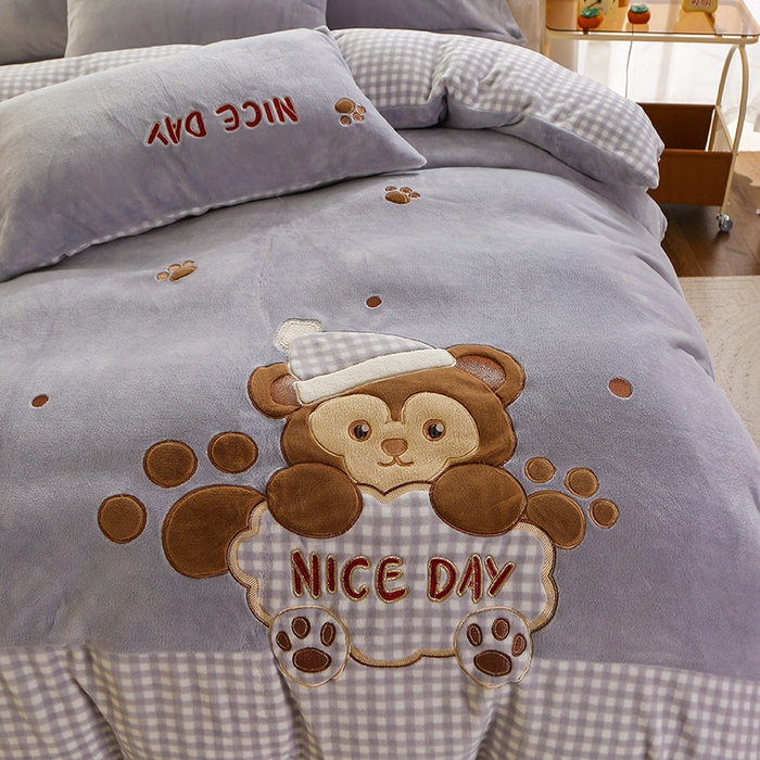 91家纺网 家纺一手货源 找家纺 美洲琳 2025新款卡通牛奶绒高克重四件套 熊暖暖-浅灰