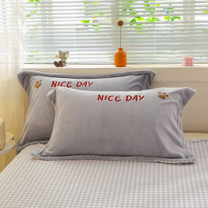 91家纺网 家纺一手货源 找家纺 美洲琳 2025新款卡通牛奶绒高克重四件套 熊暖暖-浅灰