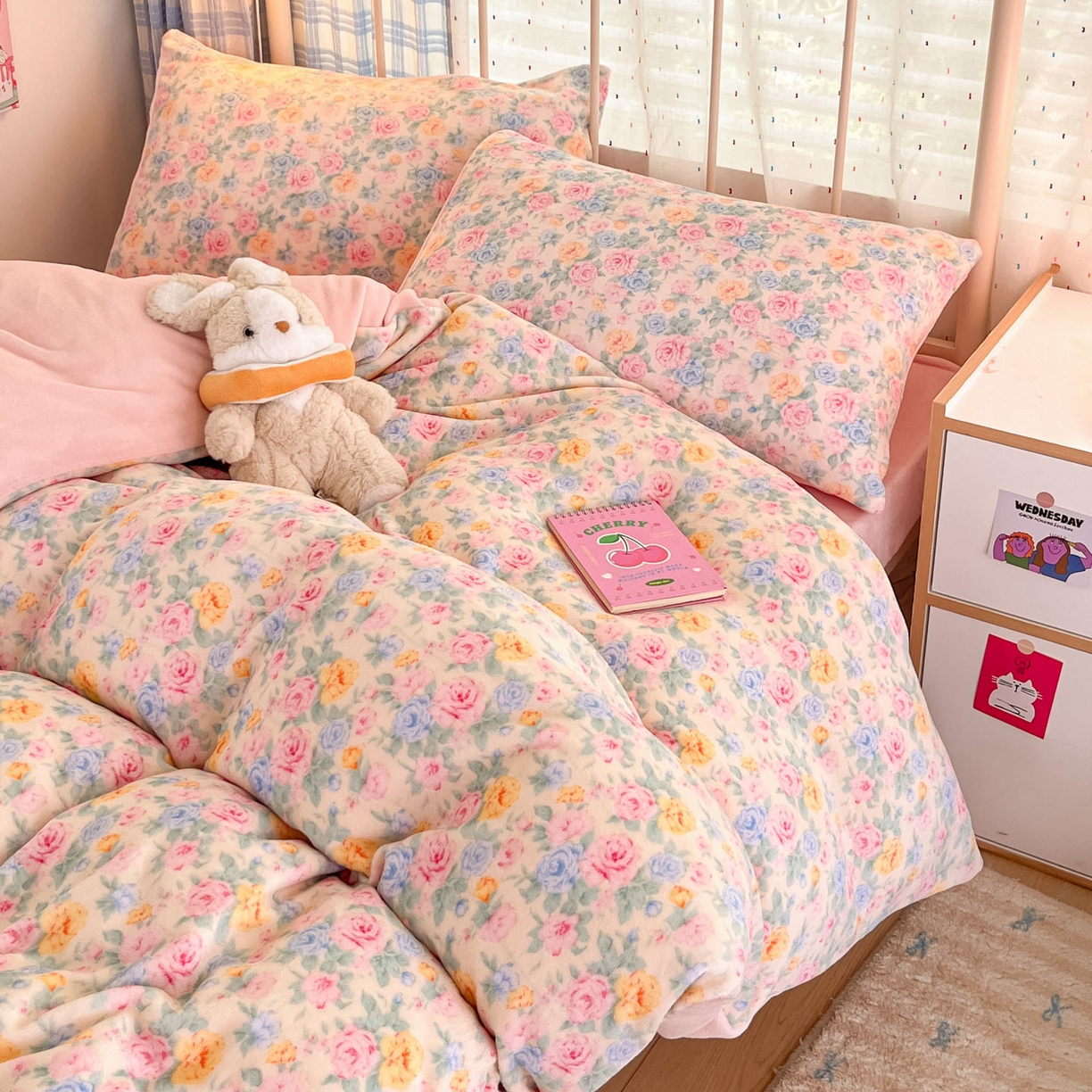 91家纺网 家纺一手货源 找家纺 贝扬思家纺 2025新款软fufu加厚保暖可爱系牛奶绒宿舍床套件系列（小红书推荐）（提供买家秀） 蔷薇语