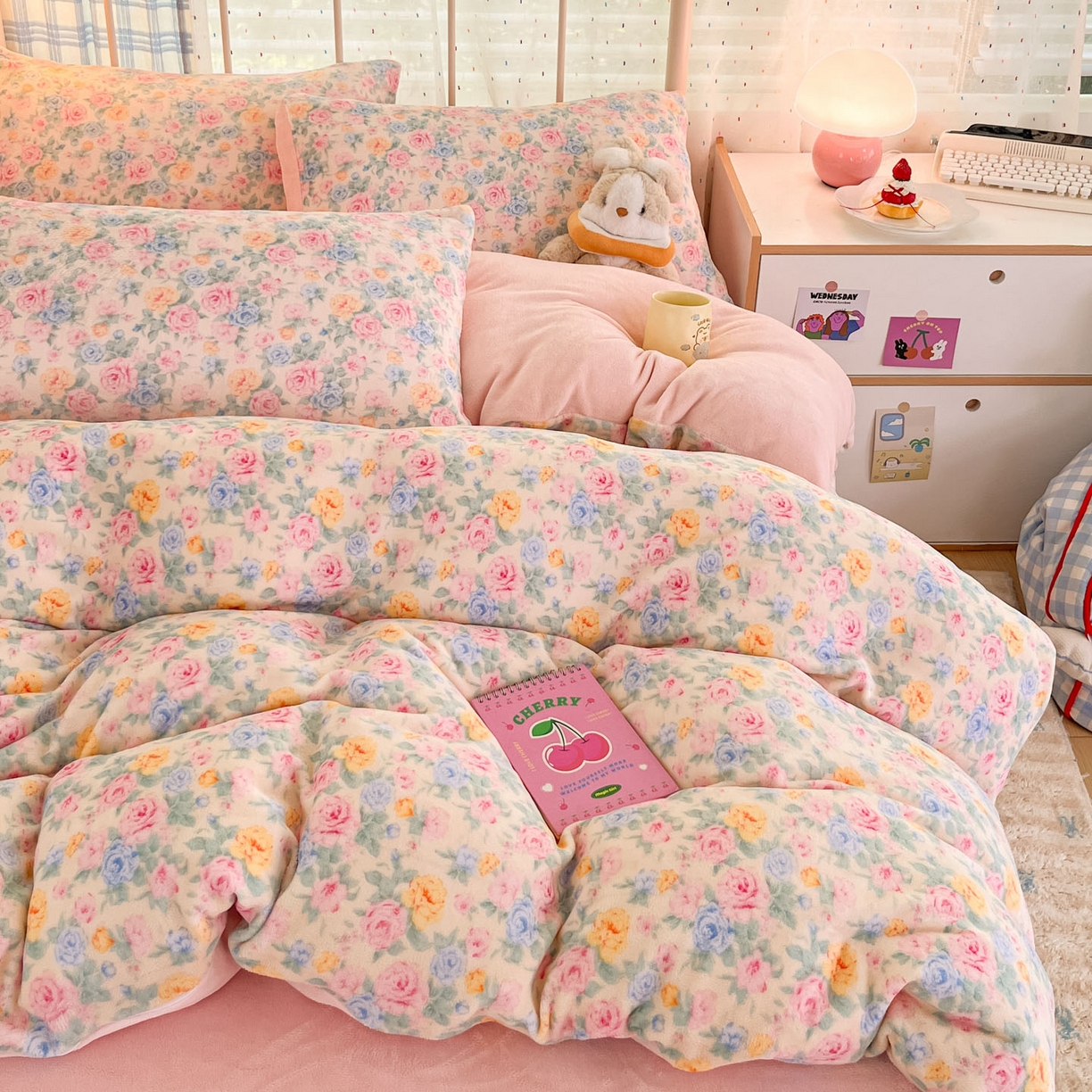 91家纺网 家纺一手货源 找家纺 贝扬思家纺 2025新款软fufu加厚保暖可爱系牛奶绒宿舍床套件系列（小红书推荐）（提供买家秀） 蔷薇语