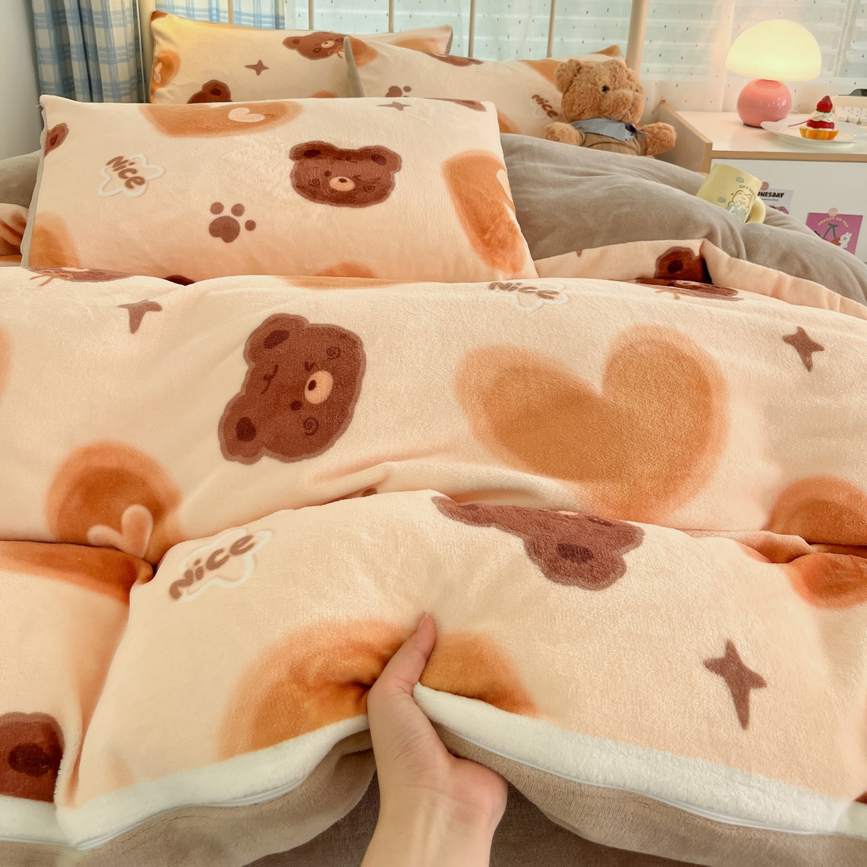 91家纺网 家纺一手货源 找家纺 贝扬思家纺 2025新款软fufu加厚保暖可爱系牛奶绒宿舍床套件系列（小红书推荐）（提供买家秀） 巧克力熊