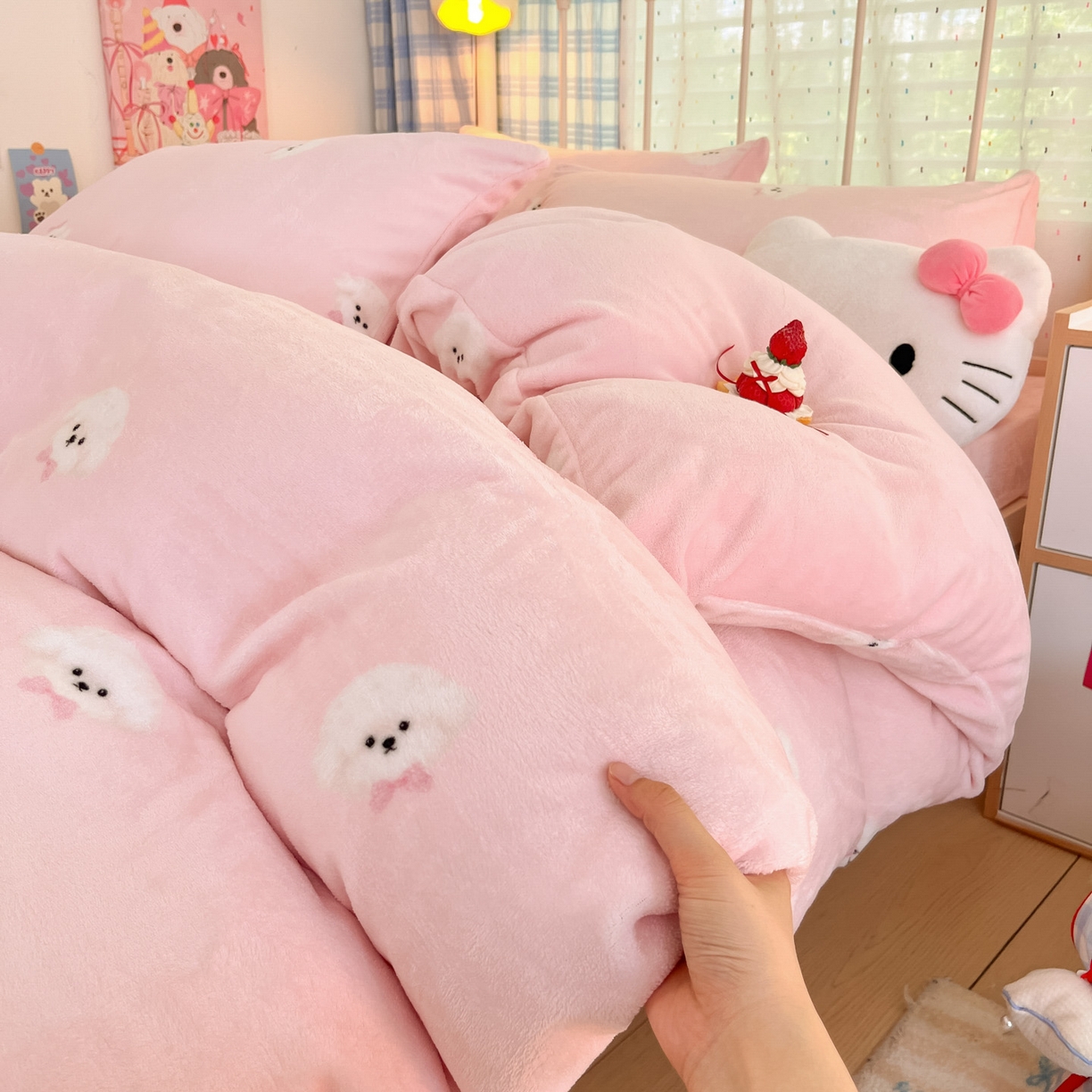 91家纺网 家纺一手货源 找家纺 贝扬思家纺 2025新款软fufu加厚保暖可爱系牛奶绒宿舍床套件系列（小红书推荐）（提供买家秀） 绒绒小狗-粉