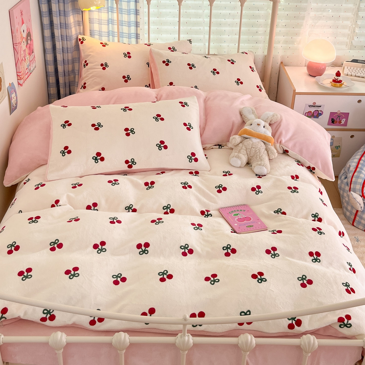 91家纺网 家纺一手货源 找家纺 贝扬思家纺 2025新款软fufu加厚保暖可爱系牛奶绒宿舍床套件系列（小红书推荐）（提供买家秀） 一口樱桃