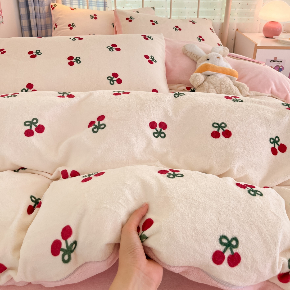 91家纺网 家纺一手货源 找家纺 贝扬思家纺 2025新款软fufu加厚保暖可爱系牛奶绒宿舍床套件系列（小红书推荐）（提供买家秀） 一口樱桃