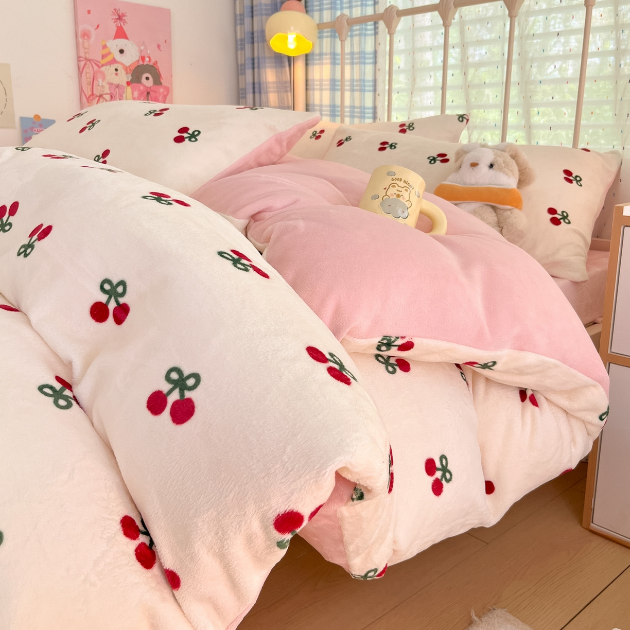 91家纺网 家纺一手货源 找家纺 贝扬思家纺 2025新款软fufu加厚保暖可爱系牛奶绒宿舍床套件系列（小红书推荐）（提供买家秀） 一口樱桃