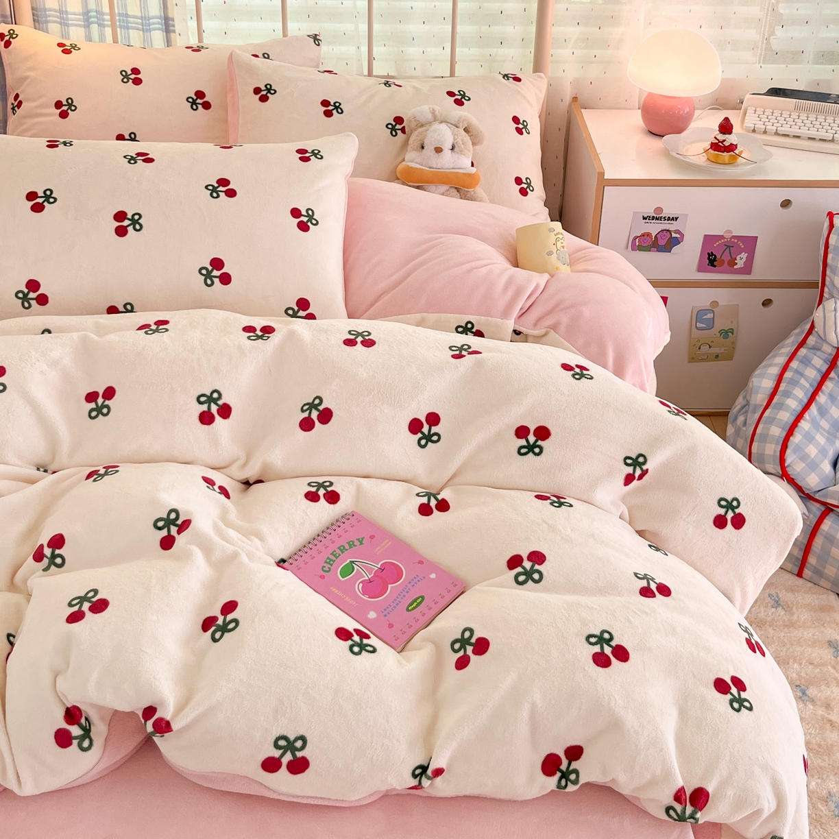 91家纺网 家纺一手货源 找家纺 贝扬思家纺 2025新款软fufu加厚保暖可爱系牛奶绒宿舍床套件系列（小红书推荐）（提供买家秀） 一口樱桃