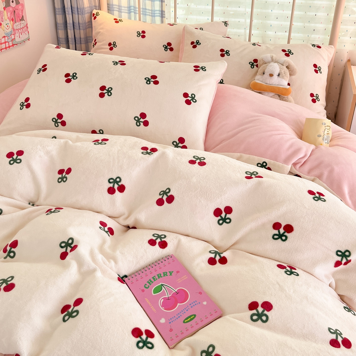 91家纺网 家纺一手货源 找家纺 贝扬思家纺 2025新款软fufu加厚保暖可爱系牛奶绒宿舍床套件系列（小红书推荐）（提供买家秀） 一口樱桃