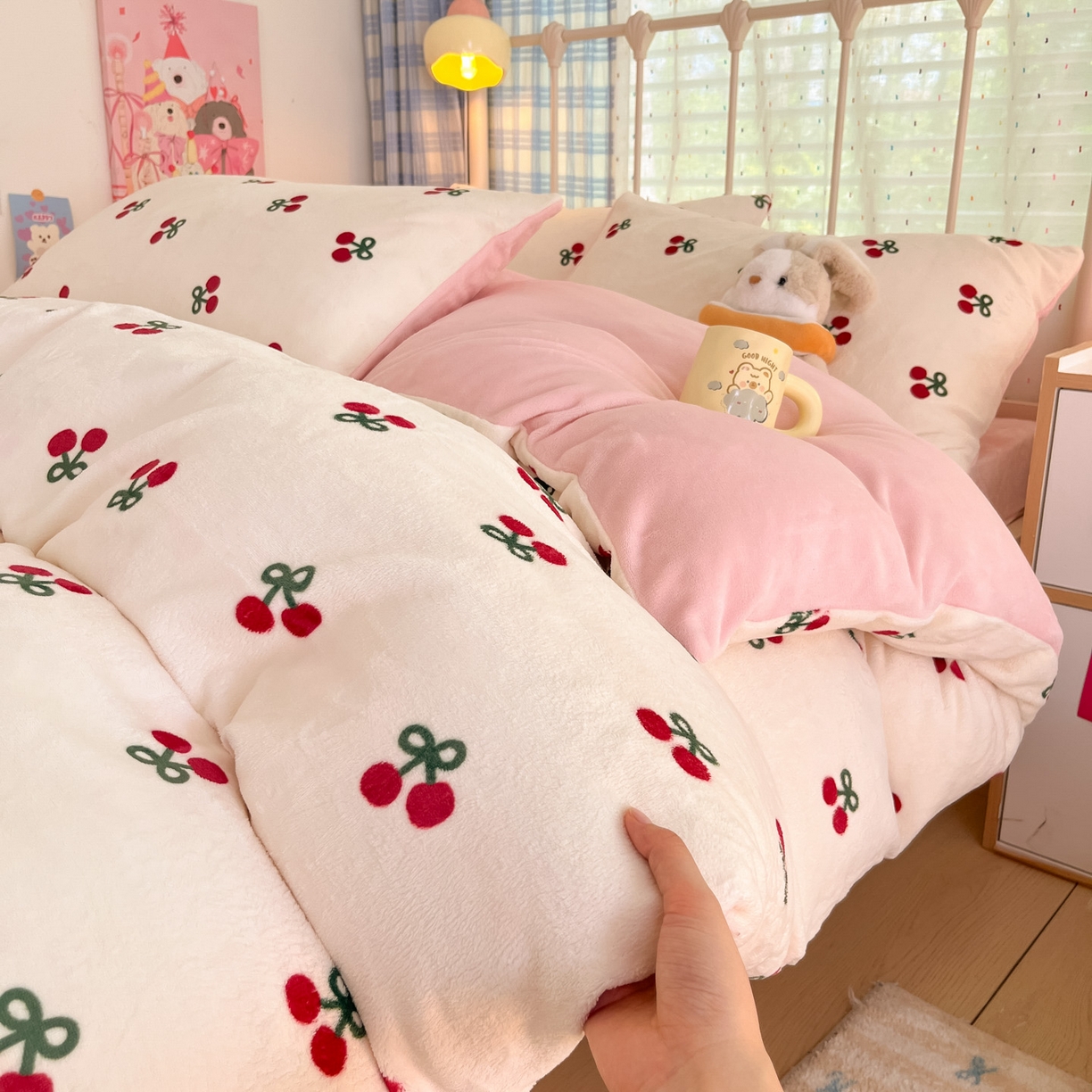 91家纺网 家纺一手货源 找家纺 贝扬思家纺 2025新款软fufu加厚保暖可爱系牛奶绒宿舍床套件系列（小红书推荐）（提供买家秀） 一口樱桃