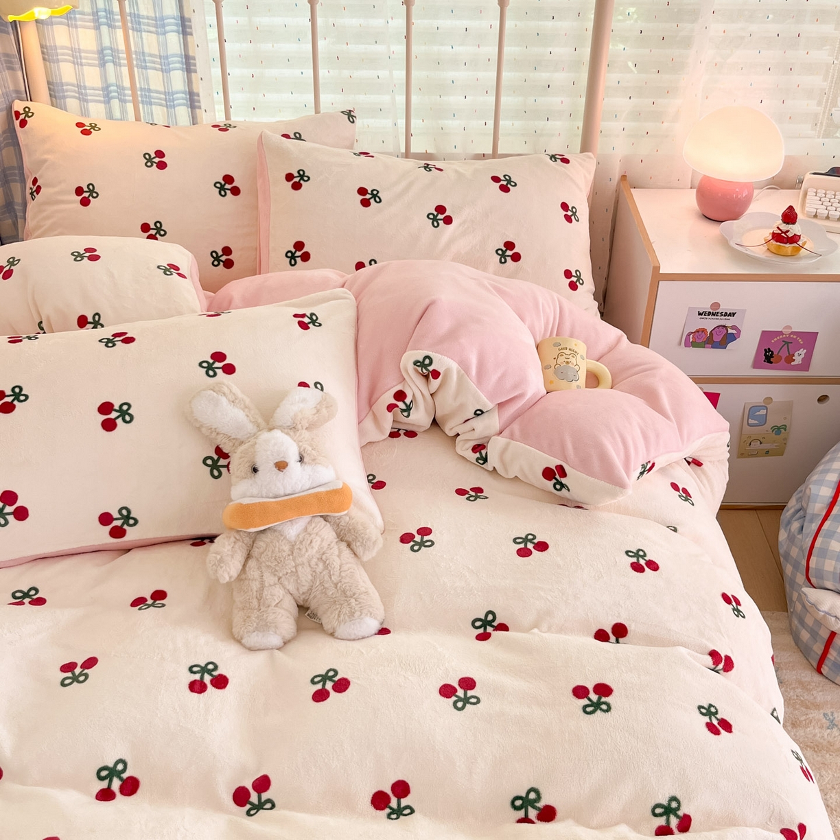 91家纺网 家纺一手货源 找家纺 贝扬思家纺 2025新款软fufu加厚保暖可爱系牛奶绒宿舍床套件系列（小红书推荐）（提供买家秀） 一口樱桃