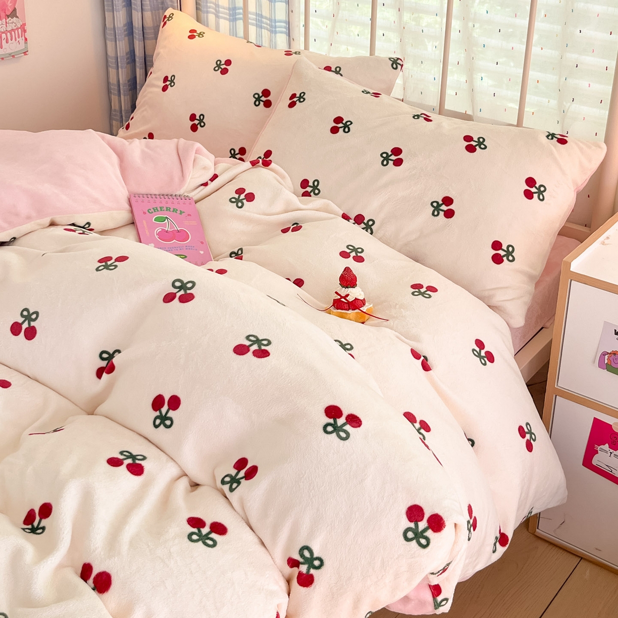 91家纺网 家纺一手货源 找家纺 贝扬思家纺 2025新款软fufu加厚保暖可爱系牛奶绒宿舍床套件系列（小红书推荐）（提供买家秀） 一口樱桃