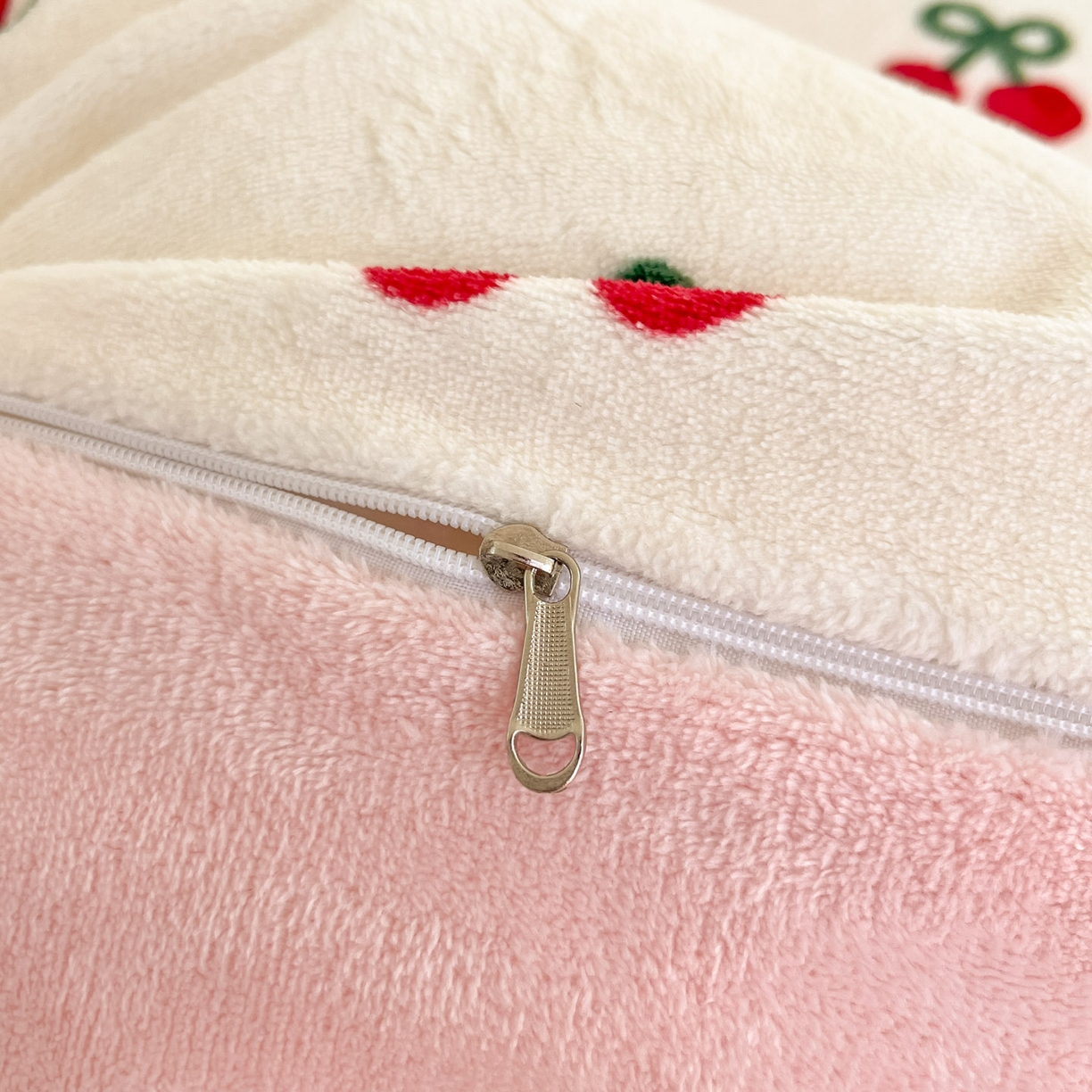 91家纺网 家纺一手货源 找家纺 贝扬思家纺 2025新款软fufu加厚保暖可爱系牛奶绒宿舍床套件系列（小红书推荐）（提供买家秀） 一口樱桃