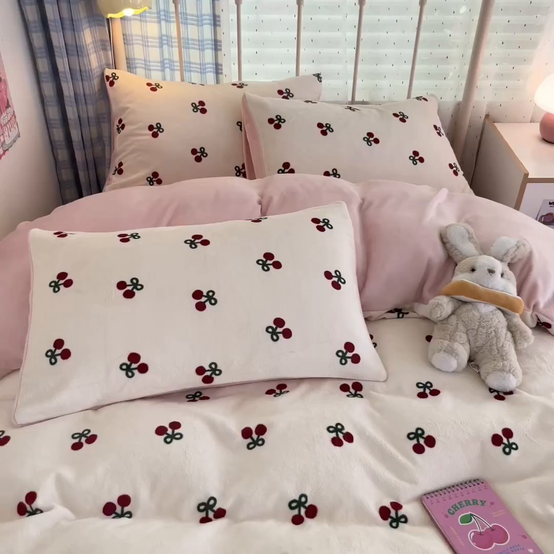 91家纺网 家纺一手货源 找家纺 贝扬思家纺 2025新款软fufu加厚保暖可爱系牛奶绒宿舍床套件系列（小红书推荐）（提供买家秀） 一口樱桃