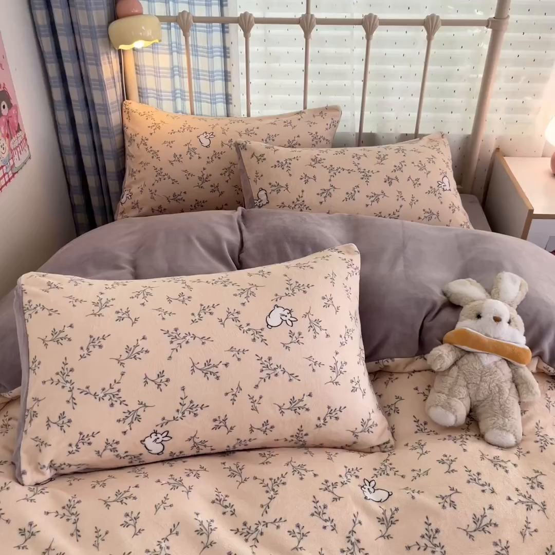 91家纺网 家纺一手货源 找家纺 贝扬思家纺 2025新款软fufu加厚保暖可爱系牛奶绒宿舍床套件系列（小红书推荐）（提供买家秀） 枝枝兔