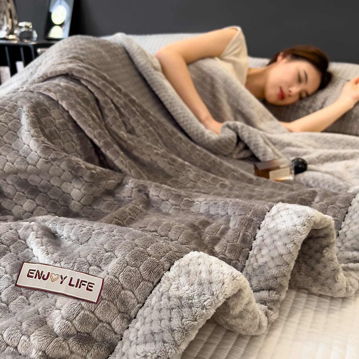 91家纺网 家纺一手货源 找家纺 （总）世纪绒品 2025新款A类六梳牛奶绒提花足球宝贝毛毯