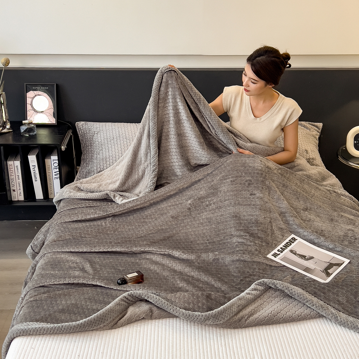 91家纺网 家纺一手货源 找家纺 世纪绒品 2025新款A类六梳牛奶绒提花足球宝贝毛毯 足球宝贝-气质灰