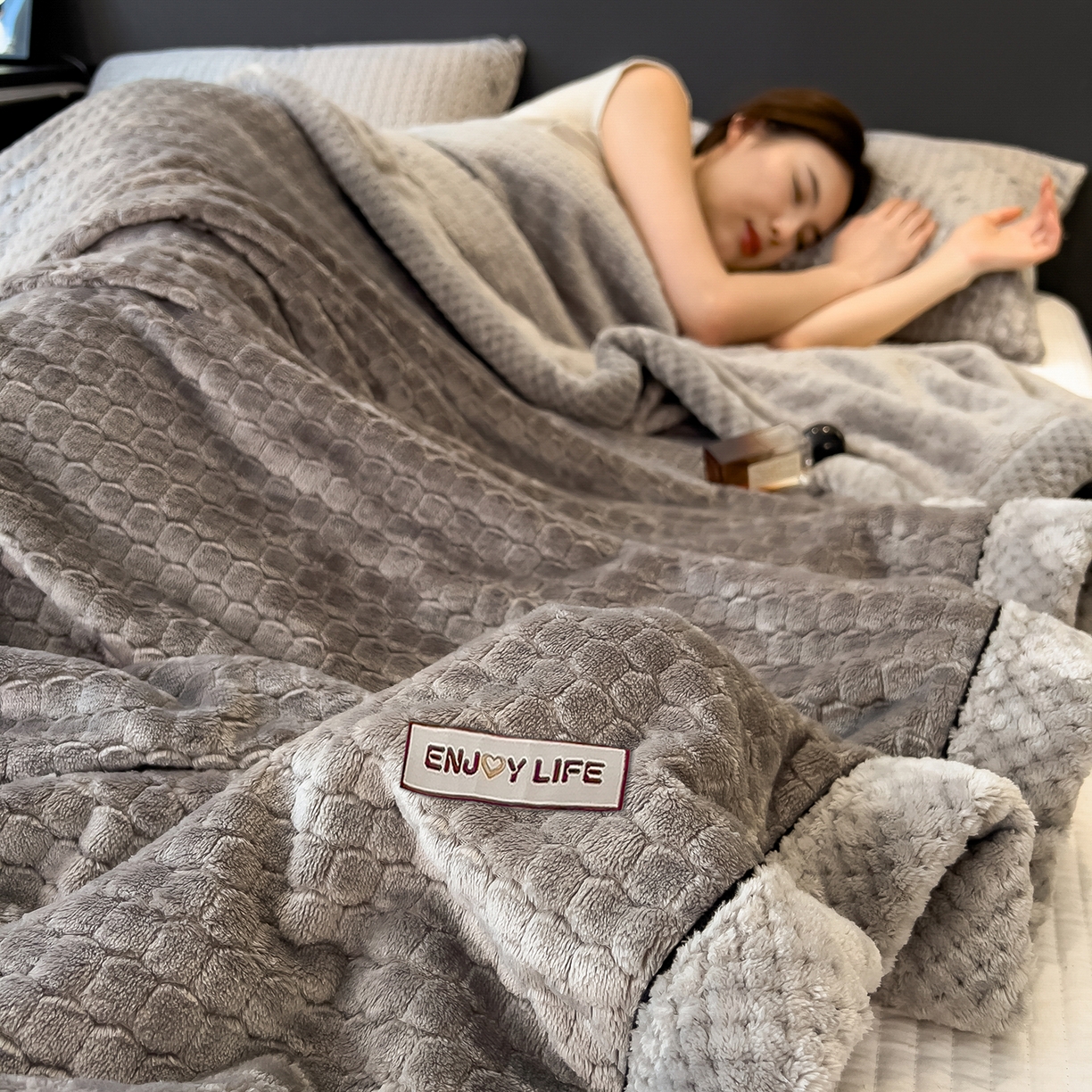 91家纺网 家纺一手货源 找家纺 世纪绒品 2025新款A类六梳牛奶绒提花足球宝贝毛毯 足球宝贝-气质灰