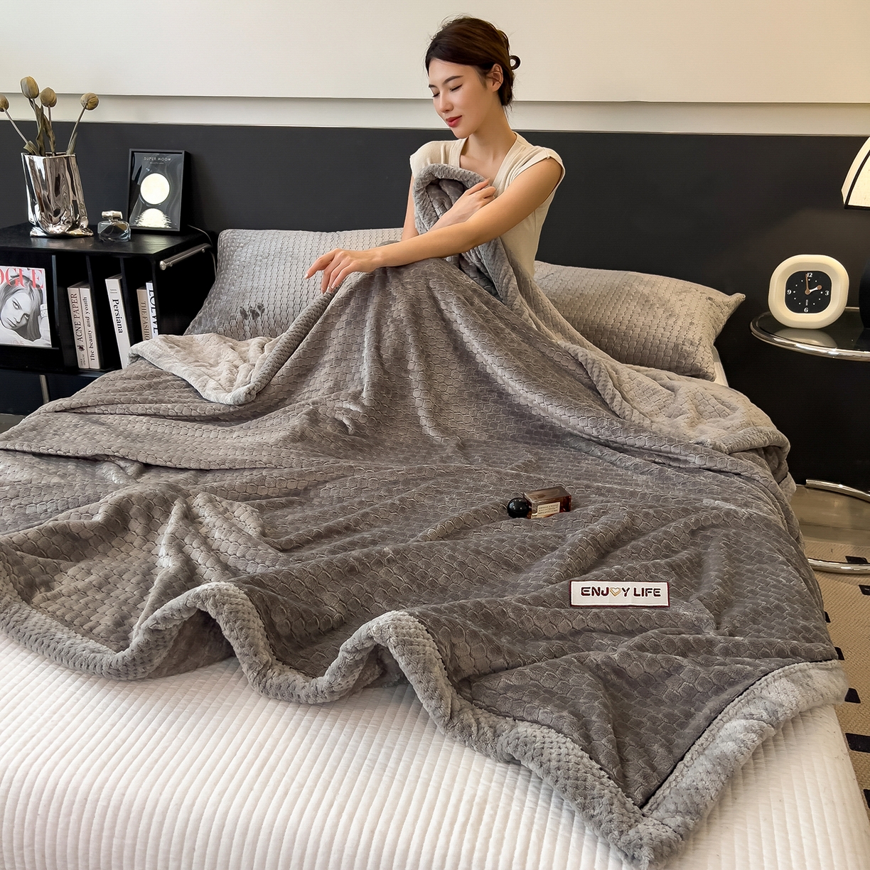 91家纺网 家纺一手货源 找家纺 世纪绒品 2025新款A类六梳牛奶绒提花足球宝贝毛毯 足球宝贝-气质灰