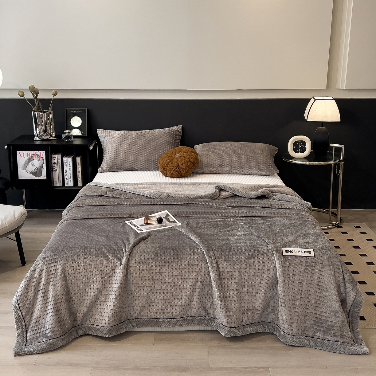 91家纺网 家纺一手货源 找家纺 世纪绒品 2025新款A类六梳牛奶绒提花足球宝贝毛毯 足球宝贝-气质灰