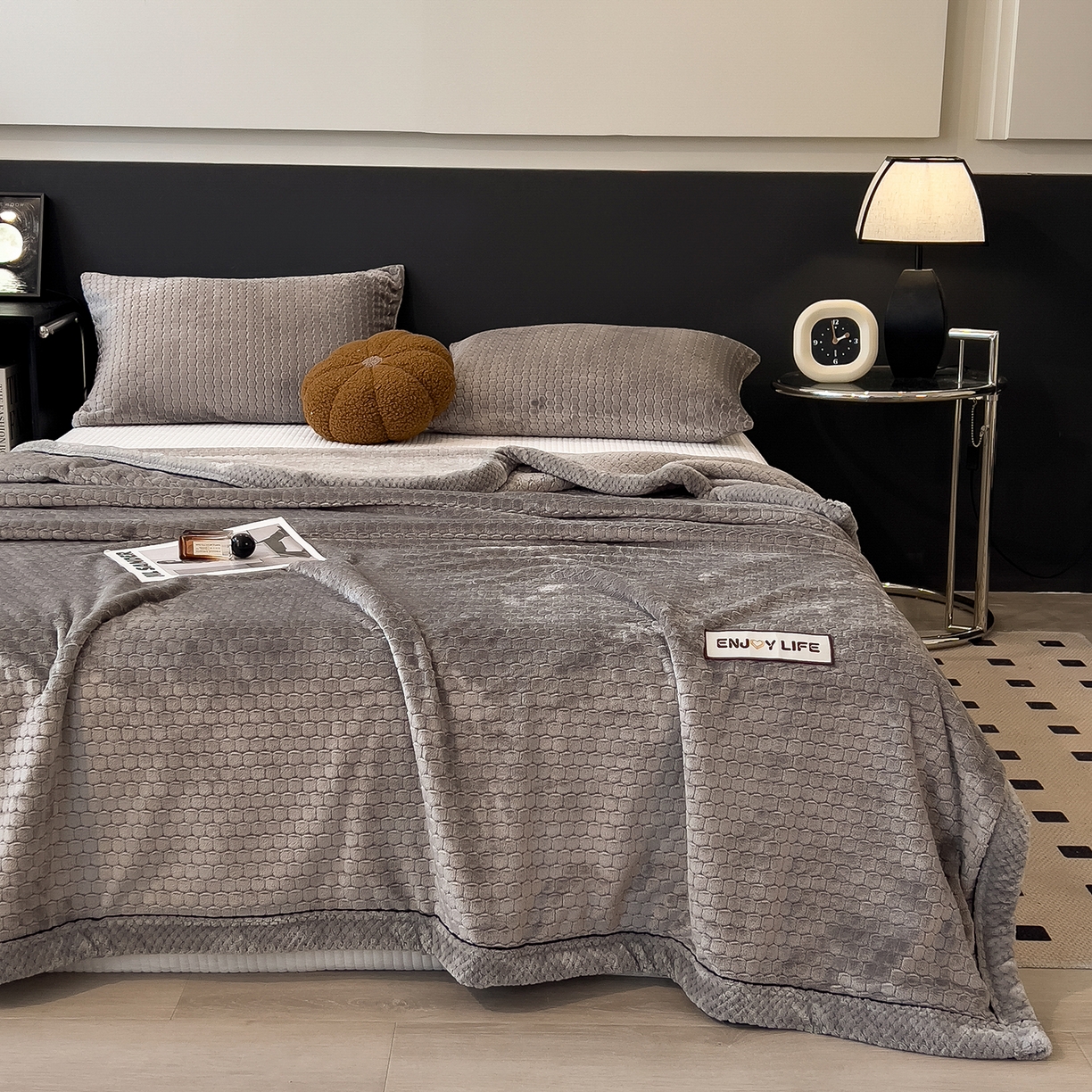 91家纺网 家纺一手货源 找家纺 世纪绒品 2025新款A类六梳牛奶绒提花足球宝贝毛毯 足球宝贝-气质灰