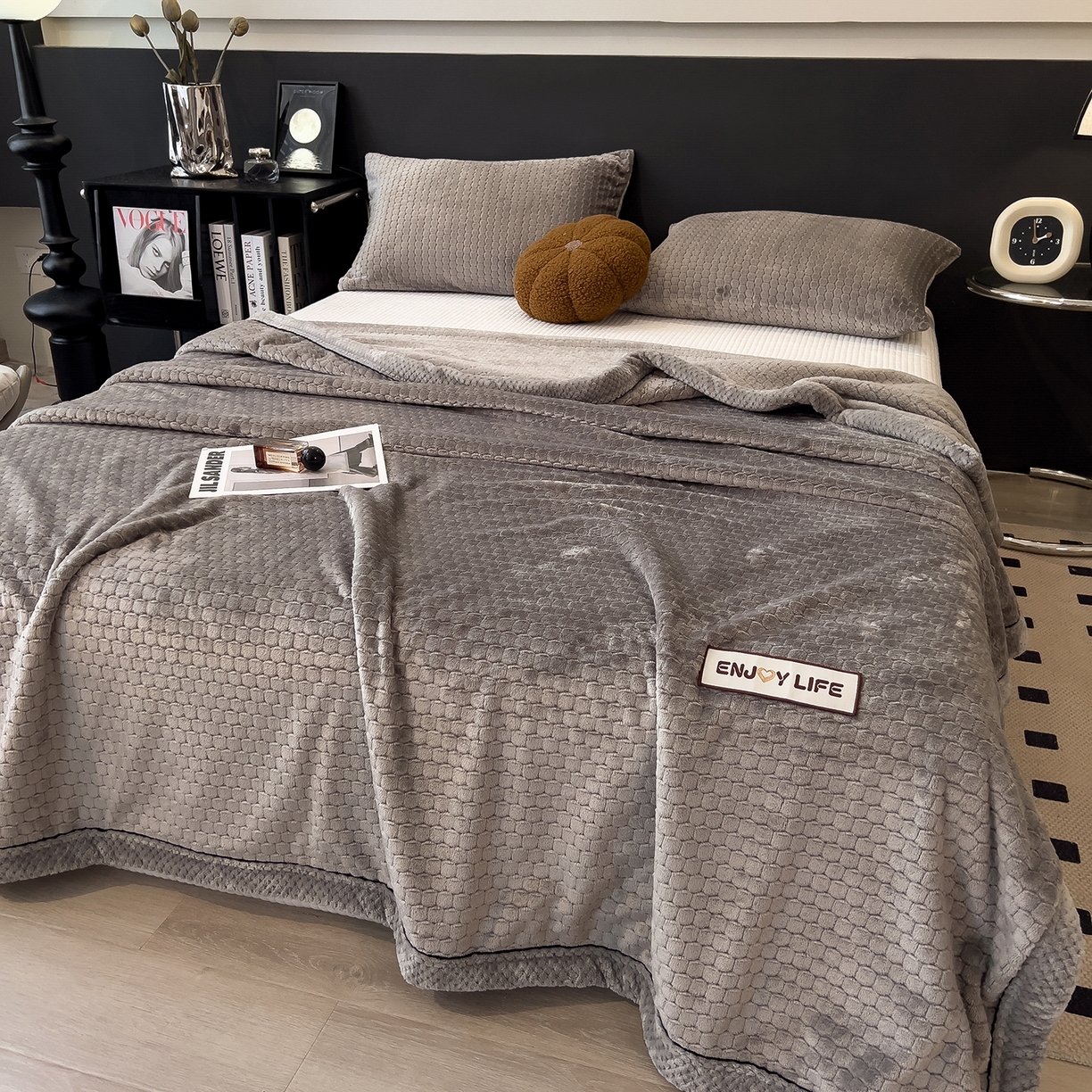 91家纺网 家纺一手货源 找家纺 世纪绒品 2025新款A类六梳牛奶绒提花足球宝贝毛毯 足球宝贝-气质灰