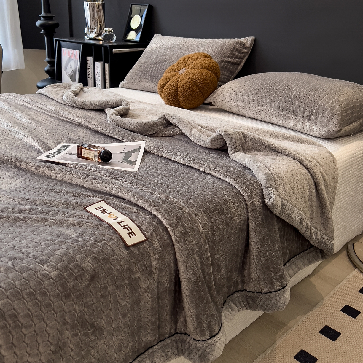 91家纺网 家纺一手货源 找家纺 世纪绒品 2025新款A类六梳牛奶绒提花足球宝贝毛毯 足球宝贝-气质灰