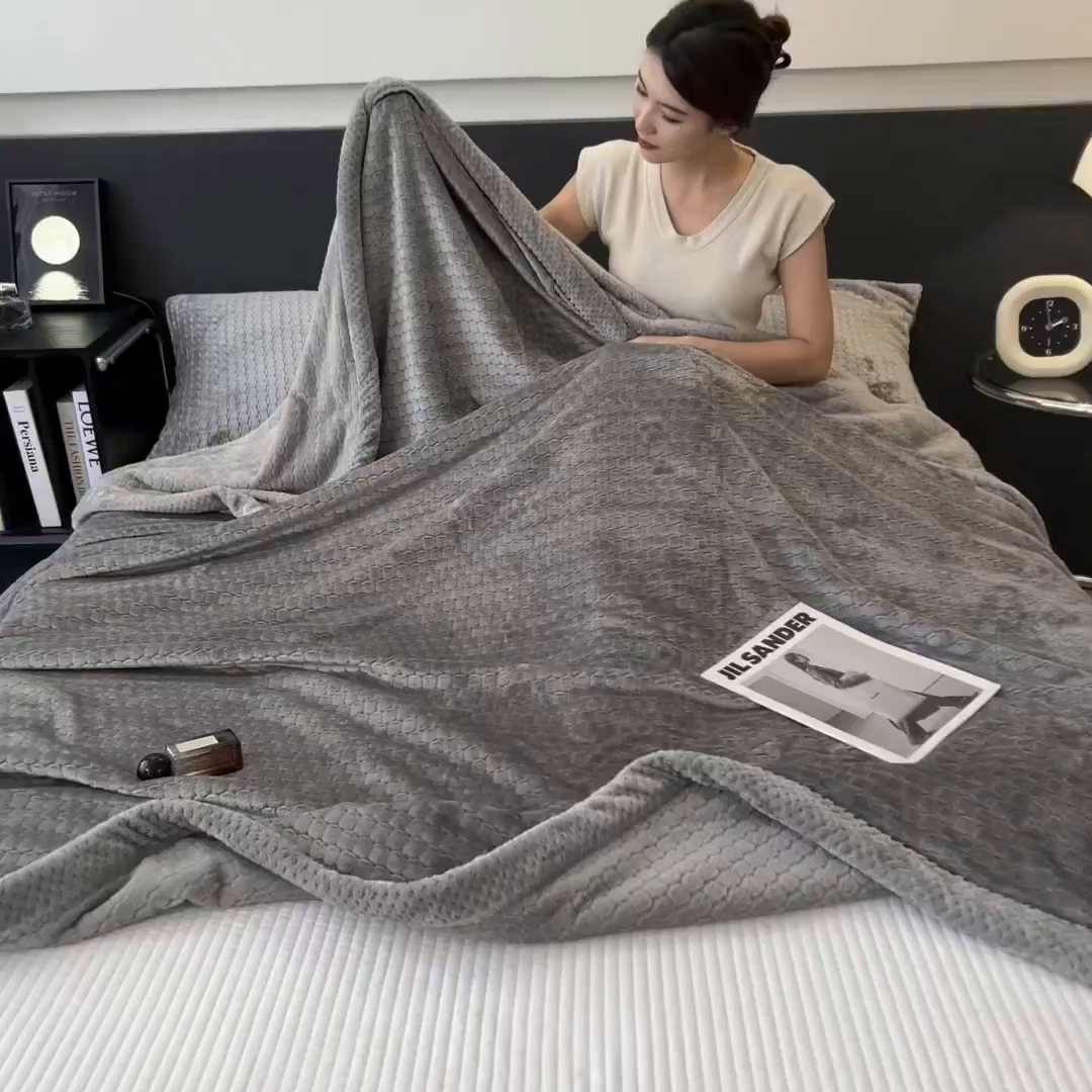 91家纺网 家纺一手货源 找家纺 世纪绒品 2025新款A类六梳牛奶绒提花足球宝贝毛毯 足球宝贝-气质灰