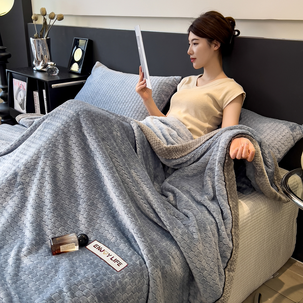 91家纺网 家纺一手货源 找家纺 世纪绒品 2025新款A类六梳牛奶绒提花足球宝贝毛毯 足球宝贝-蓝灰