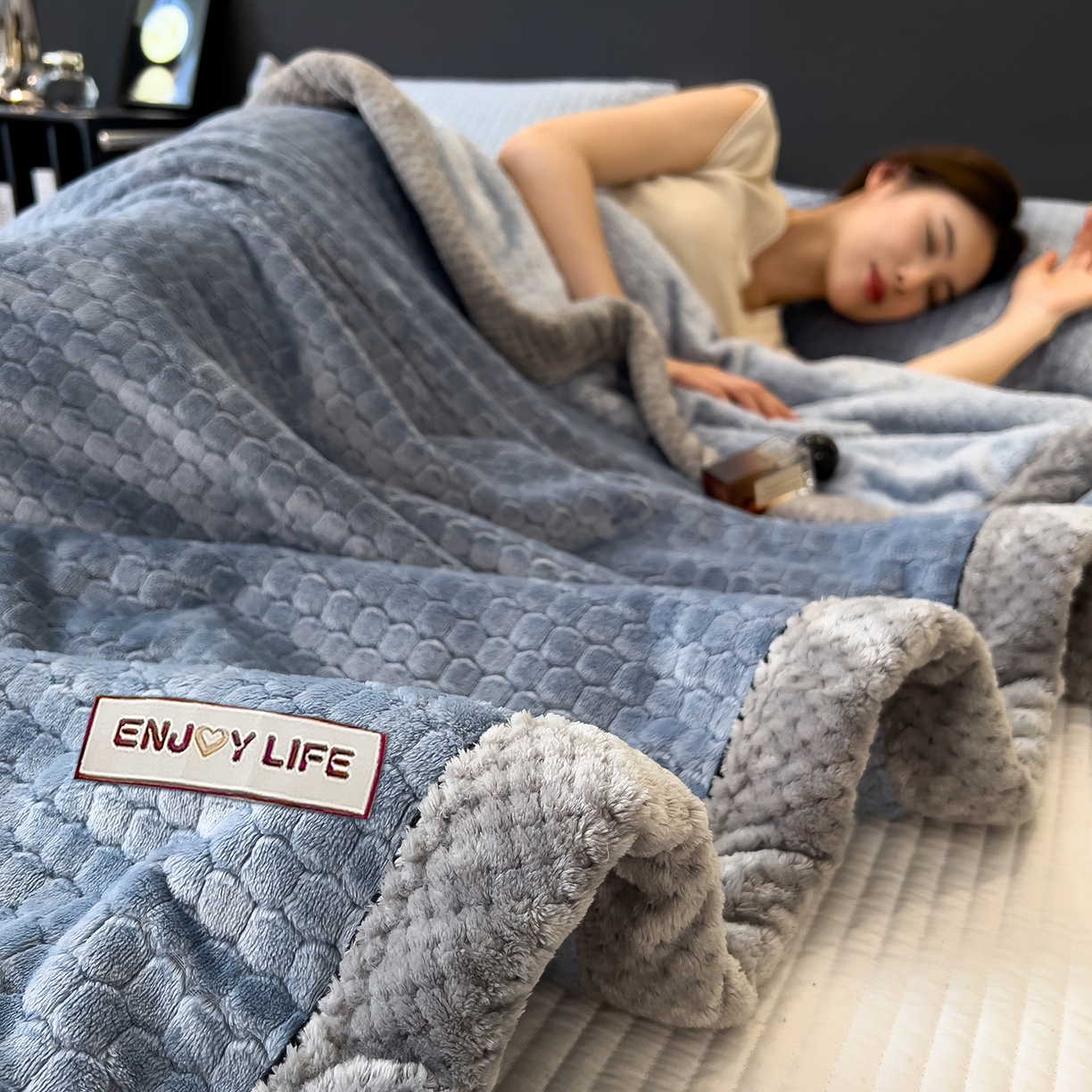 91家纺网 家纺一手货源 找家纺 世纪绒品 2025新款A类六梳牛奶绒提花足球宝贝毛毯 足球宝贝-蓝灰