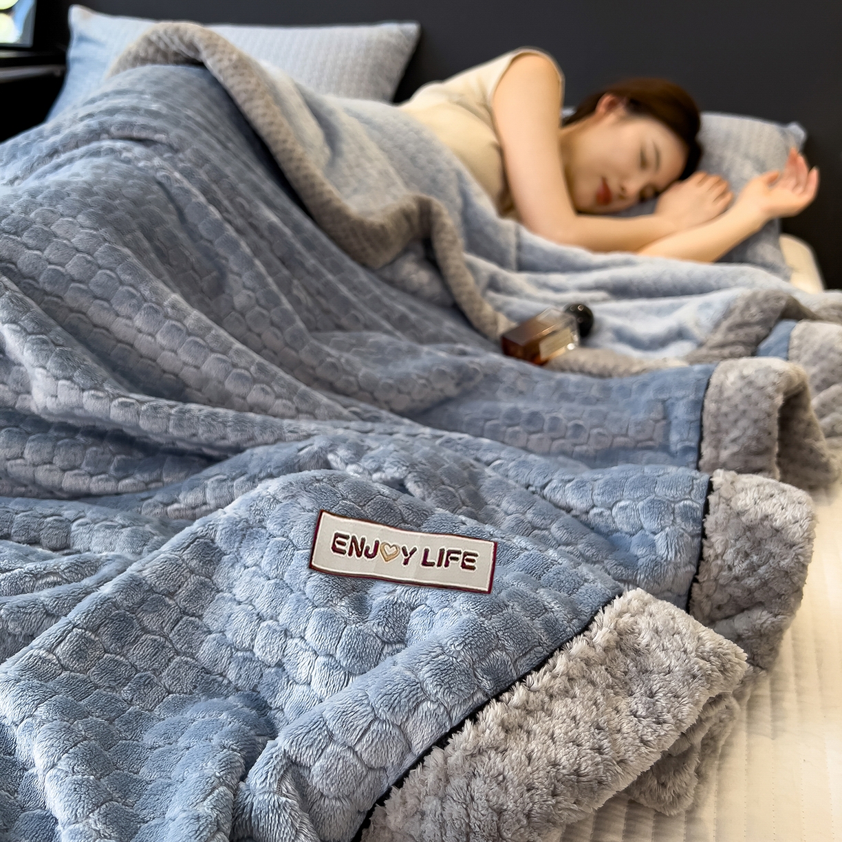 91家纺网 家纺一手货源 找家纺 世纪绒品 2025新款A类六梳牛奶绒提花足球宝贝毛毯 足球宝贝-蓝灰