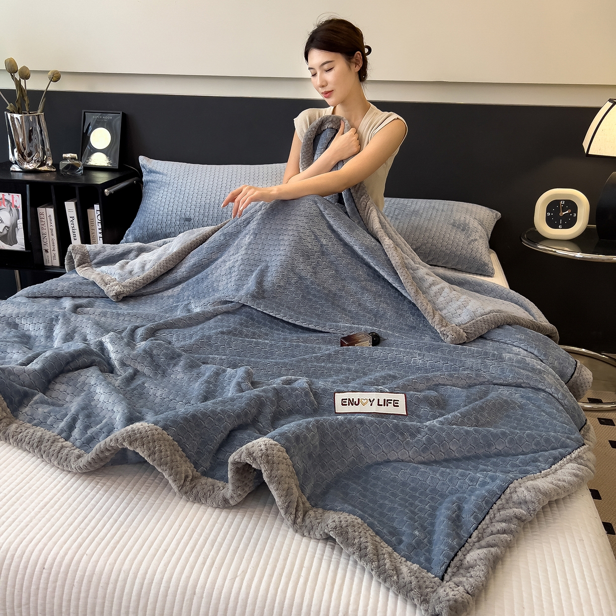 91家纺网 家纺一手货源 找家纺 世纪绒品 2025新款A类六梳牛奶绒提花足球宝贝毛毯 足球宝贝-蓝灰