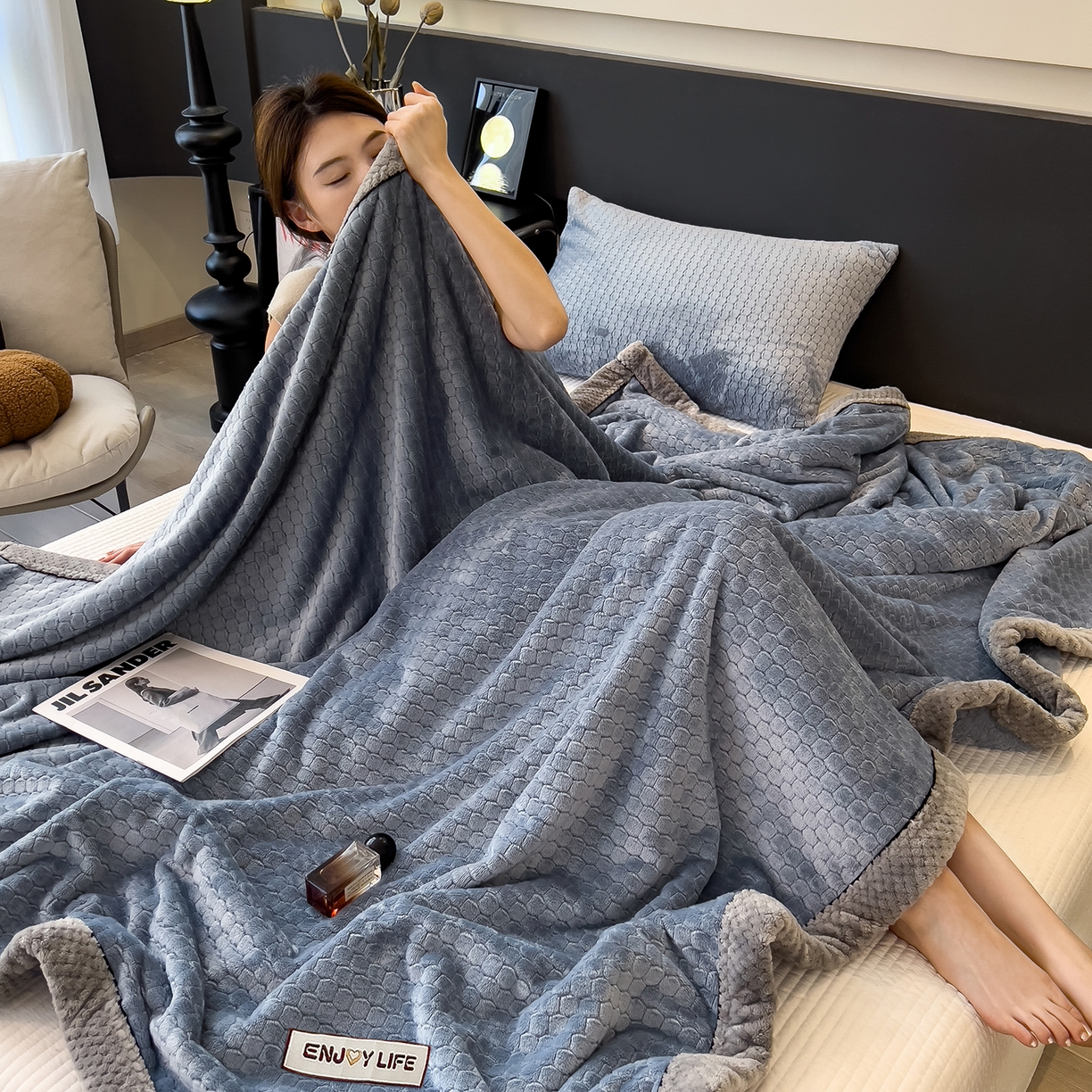 91家纺网 家纺一手货源 找家纺 世纪绒品 2025新款A类六梳牛奶绒提花足球宝贝毛毯 足球宝贝-蓝灰